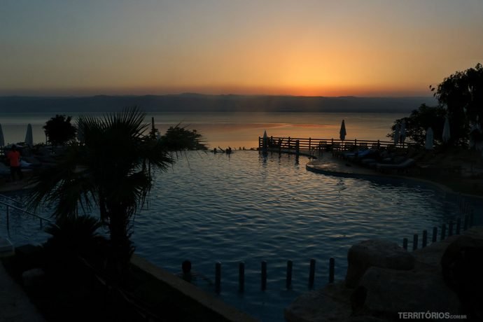 Piscina com vista para o pôr do sol no Dead Sea Marriott Resort & Spa