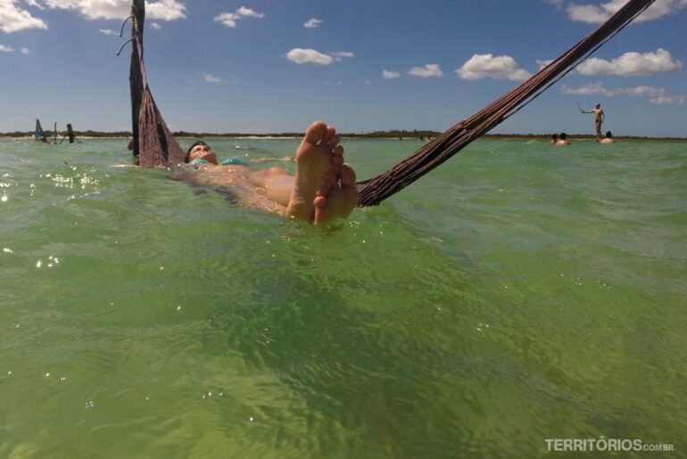 Roberta tranquila na Lagoa do Paraíso, Jericoacoara