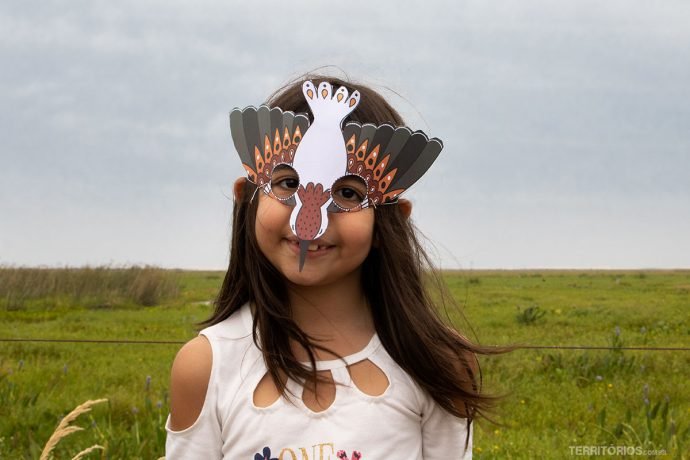 Criança curtindo a máscara que ganhou da SAVE Brasil