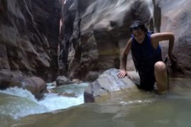 Enfrentando a correnteza em Wadi Mujib