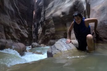 Enfrentando a correnteza em Wadi Mujib