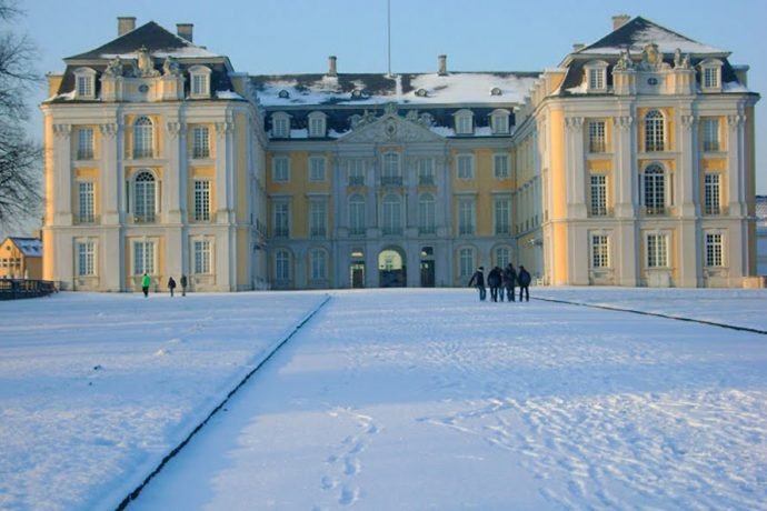 Brühl com neve no palácio Augustusburg