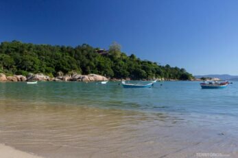 Praia em Governador Celso Ramos, na Grande Florianópolis