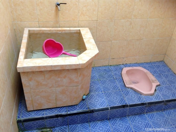 O chamado banheiro turco é comum na Indonésia. Alguns tem descarga, outros o balde fica ao lado