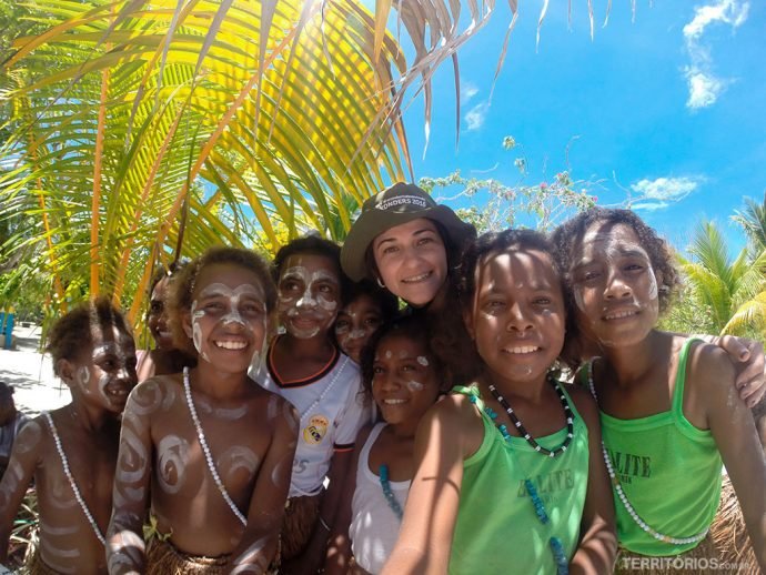 Fazendo selfie com as meninas de Arborek, Papua, Indonésia