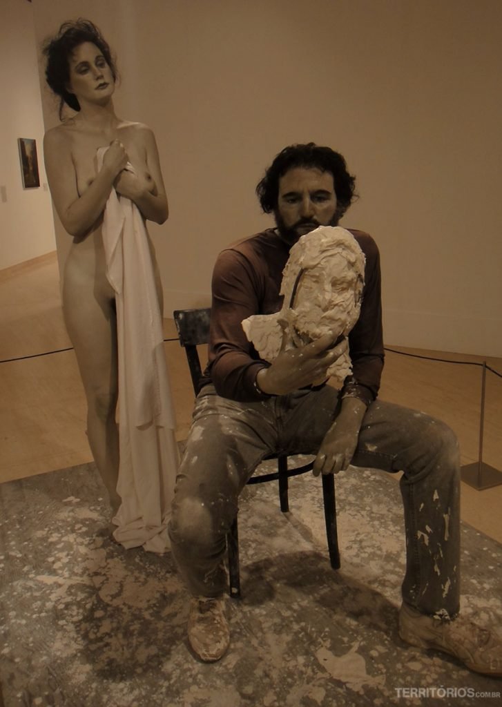 Obra hiperrealista no Art Gallery of WA me enganou ser um homem real até eu chegar bem perto