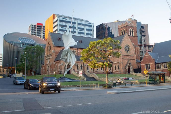 City of Perth Library atrás da Catedral St. George