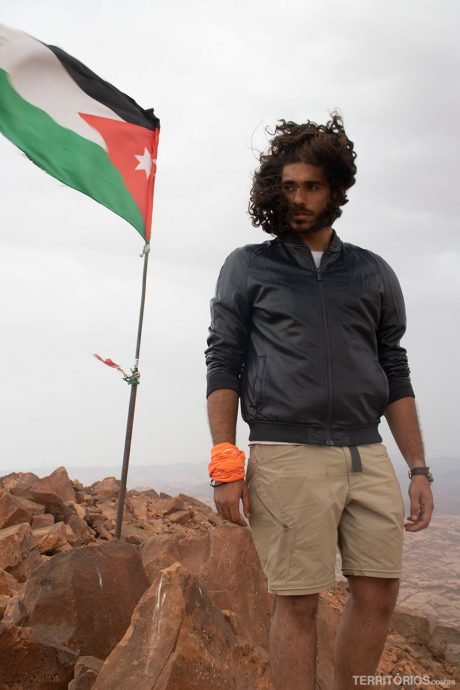 O guia Marwan no ponto mais alto a Jordânia