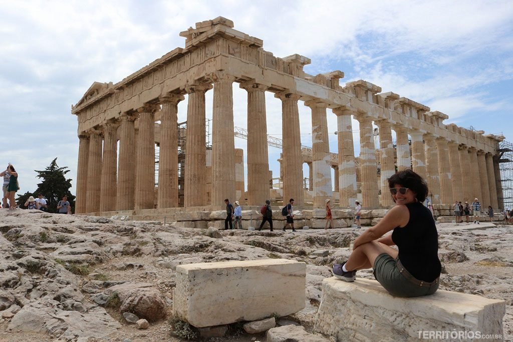 Roberta Martins viajando sozinha pela Grécia. Em frente ao Partenon de Atenas