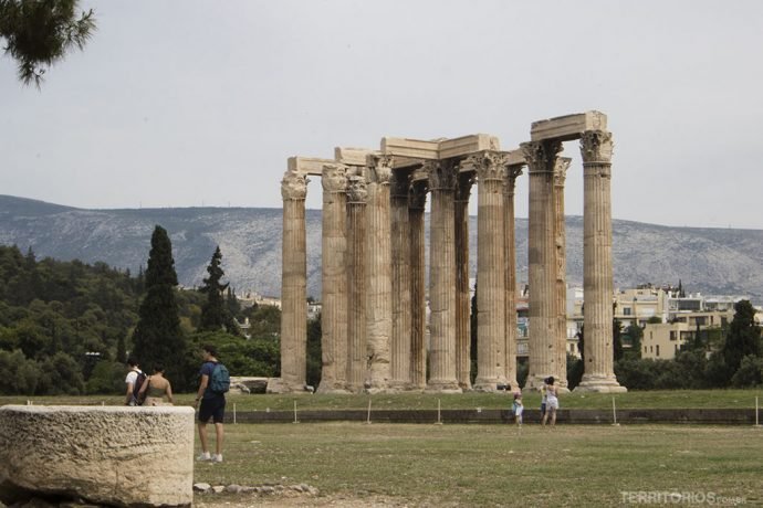 Templo de Zeus Olímpico (século VI a.C), ruína de um antigo templo dedicado a Zeus