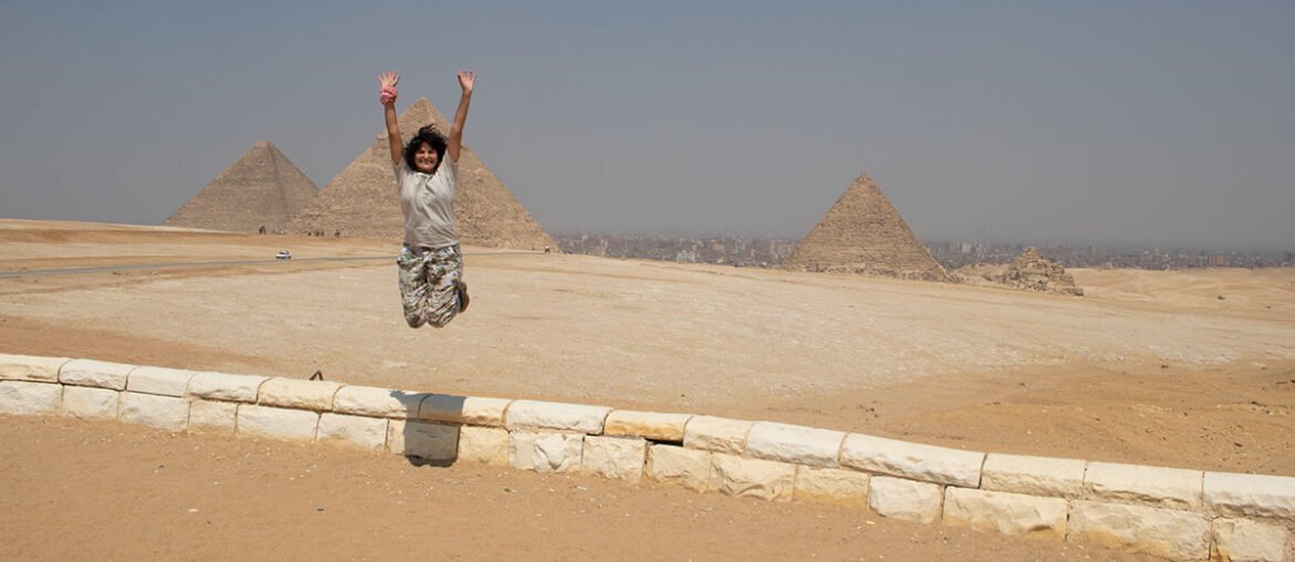 Roberta Martins viajando sozinha pelo Egito, mas sempre acompanhada de guia