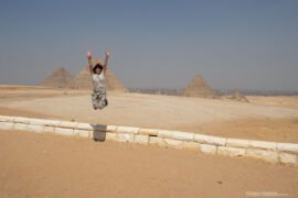 Roberta Martins viajando sozinha pelo Egito, mas sempre acompanhada de guia