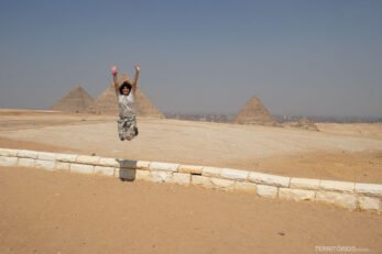 Roberta Martins viajando sozinha pelo Egito, mas sempre acompanhada de guia