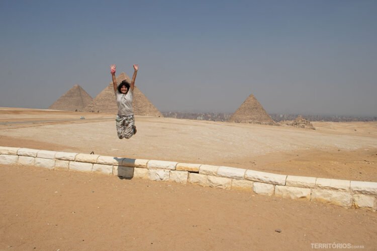 Roberta Martins viajando sozinha pelo Egito, mas sempre acompanhada de guia