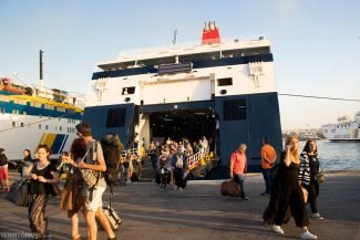Ferry no porto de Piraeus