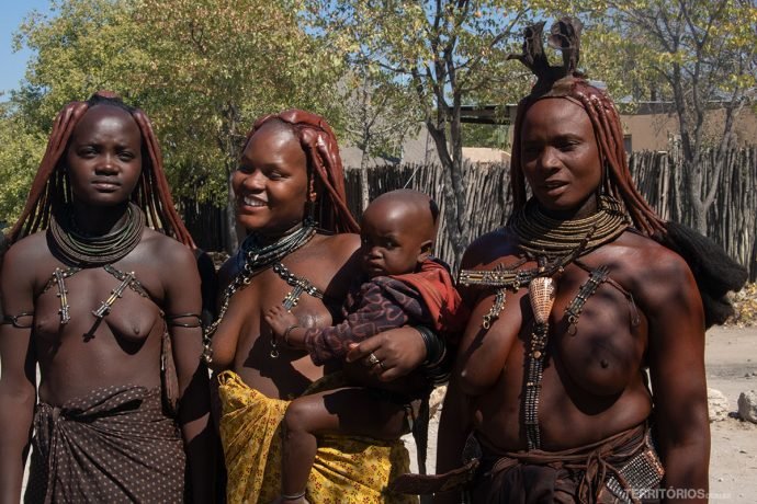 Mulheres Himba encontradas na beira da estrada 