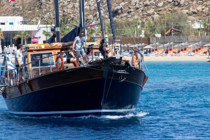 Barco navegando ao redor de Mykonos