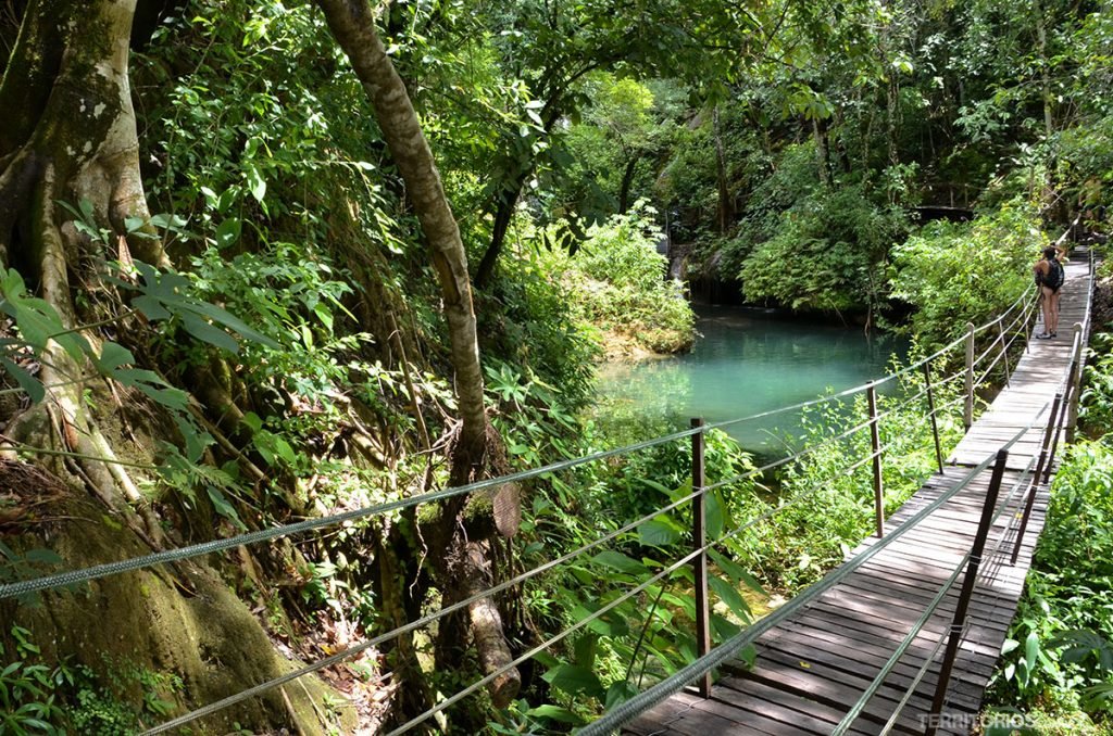 Trilhas entre cachoeiras no Rio do Peixe, em Bonito