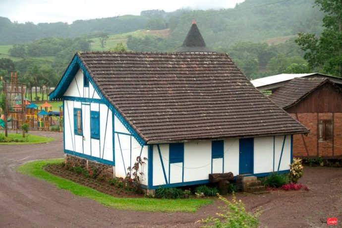 Casa de arquitetura Enxaimel em Forquetinha é atração do Caminho das Cascatas
