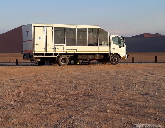 Caminhão leva turistas para safari nos países do sul da África