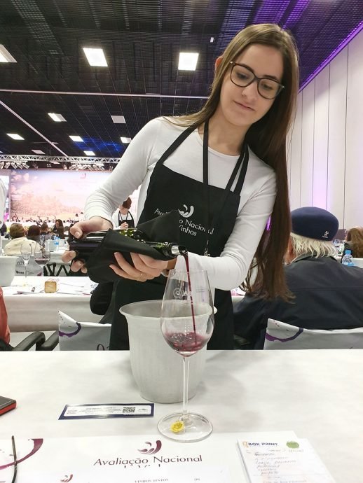 Serviço do vinho por estudantes na Avaliação Nacional de Vinhos