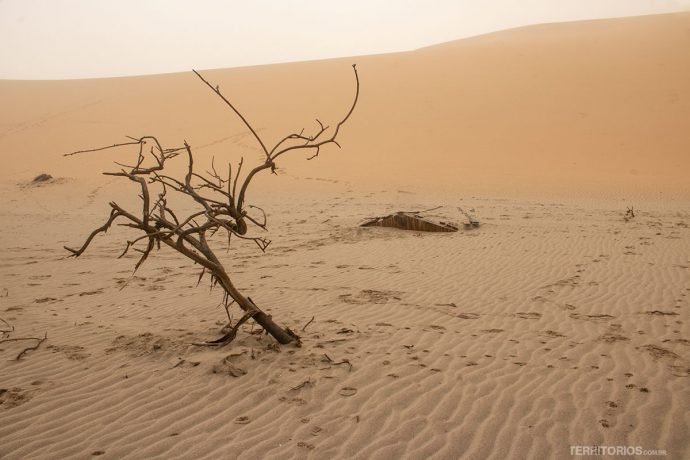 Casa soterrada pelas dunas na costa da Namíbia