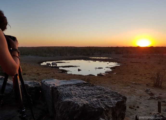 Fotógrafa registra pôr do sol no lago