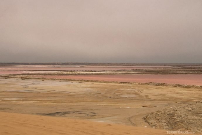 Salinas cor de rosa em Walvis Bay