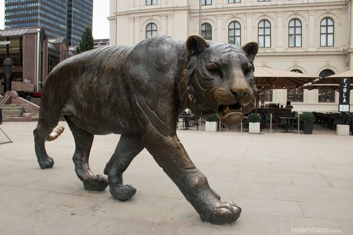 Escultura de tigre em frente a estação central de Oslo