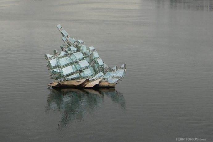 Barco de vidro em frente à Opera de Oslo