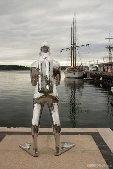 Escultura em Aker Brygge em frente ao fiorde de Oslo