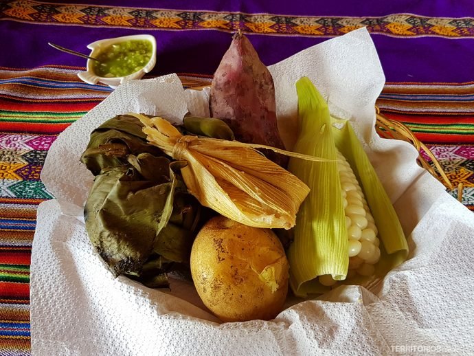 Ingredientes básicos da comida peruana servidos na Pachamanca (experiência com a comunidade rural). Milho, batatas, carnes e vagem.