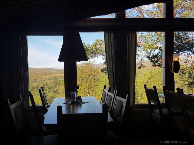 Restaurante do hotel tem vista