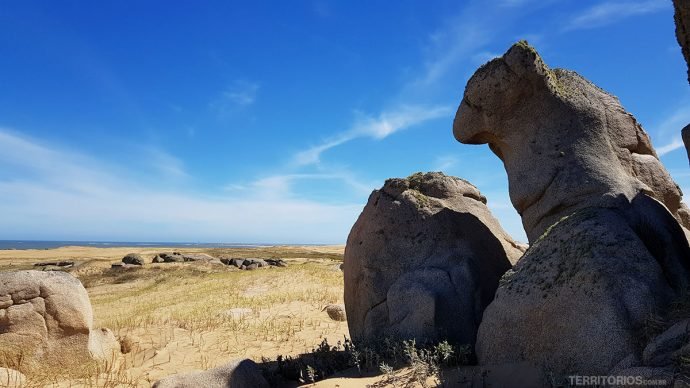 Formações rochosas no caminho pela praia até Cabo Polonio