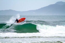 Homem pratica stand up paddle na Guarda do Embaú