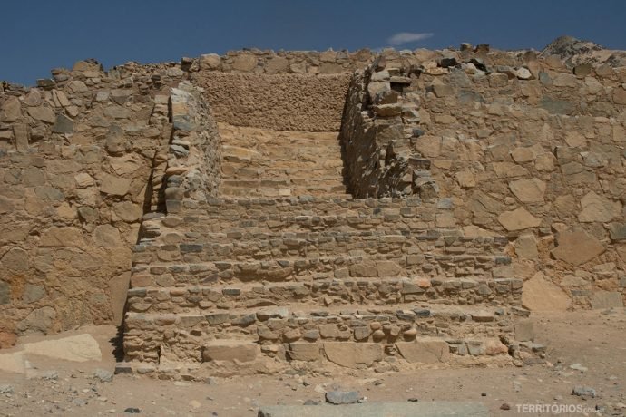 Escada da pirâmide em Caral