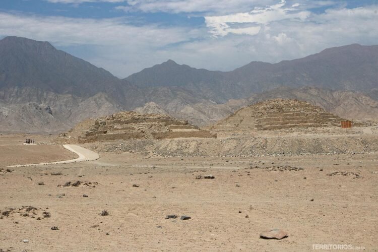 Pirâmide escalonada da Cidade Sagrada de Caral no vale de Supe, Peru