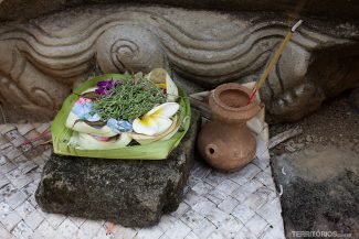 Oferendas por todos os lados em Bali