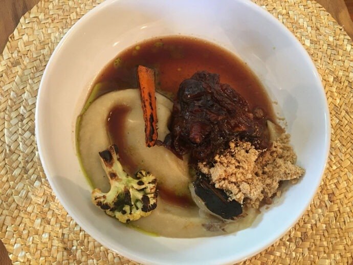 Cordeiro assado com purê de couve-flor e legumes refogados