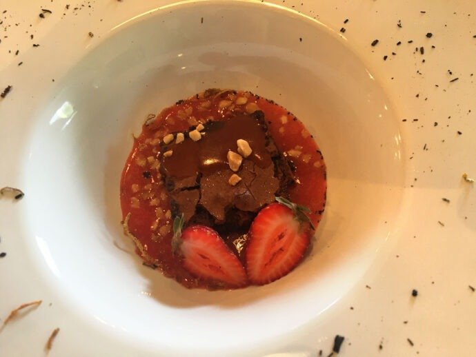 Bolo de chocolate (100%) cacau coberto com culi de morango