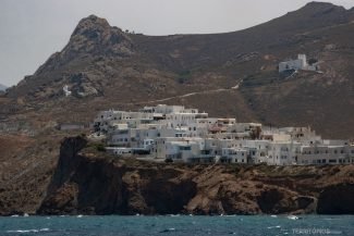 Montanhas e casas brancas nas encostas de Naxos