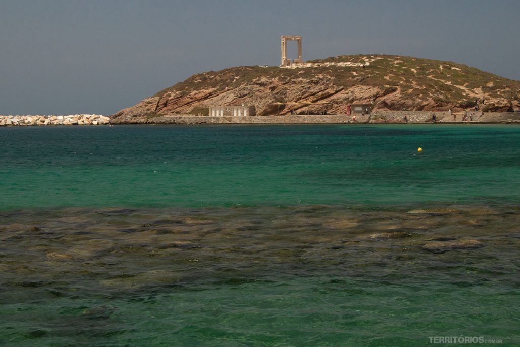 Vista para Portara do porto de Naxos