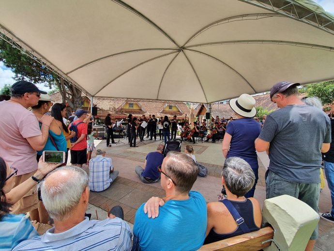 Show Orquestra de Cordas do Ceará na Praça das Etnias durante o Gramado in Concert