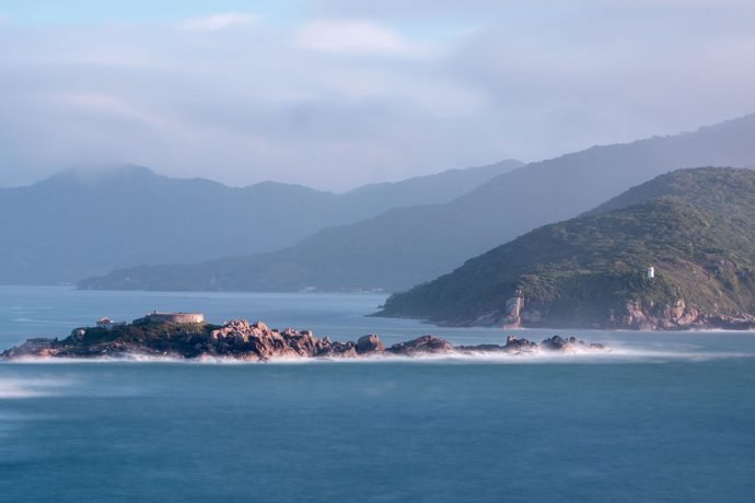 Vista do Costão Norte: Ilha de Araçatuba e Farol dos Naufragados em Florianópolis