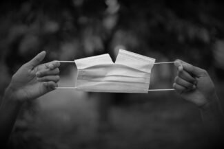 Máscara para se proteger do coronavírus sendo disputada