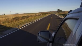 Carro dirige em estrada do Rio Grande do Sul
