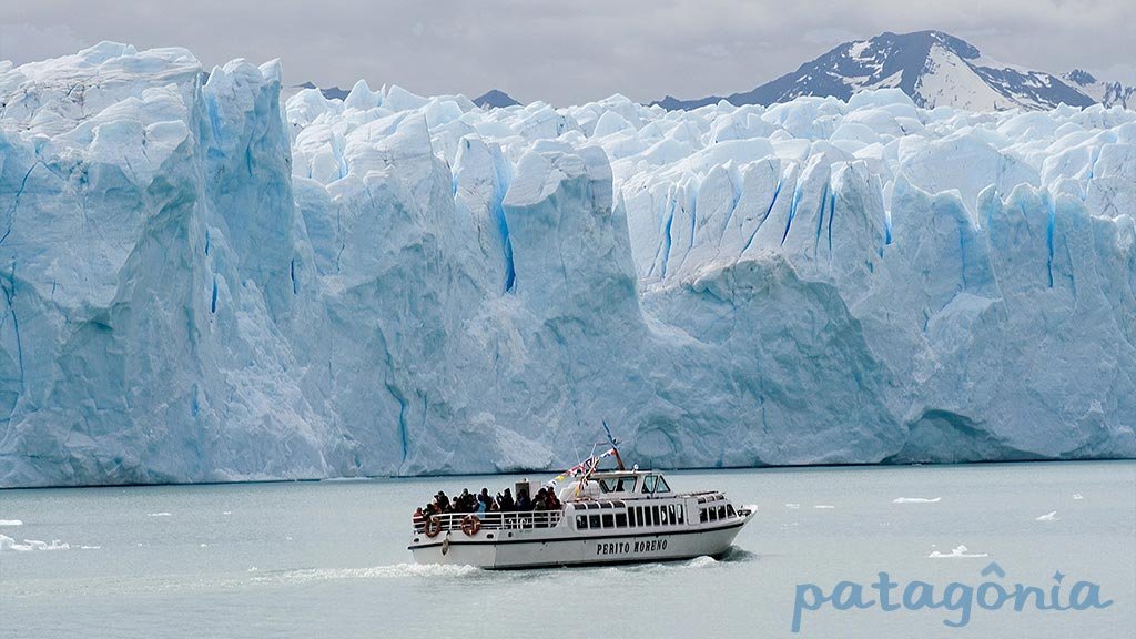 Barco em frente ao Glacial Perito Moreno, Patagônia Argentina, América do Sul