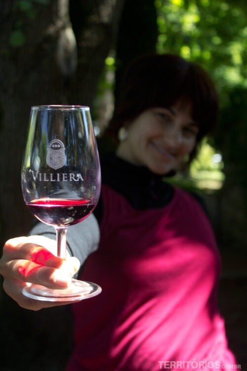 Roberta apreciando os vinhos de Stellenbosch