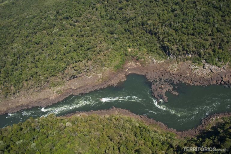 Quais territórios fazem fronteira com o Brasil