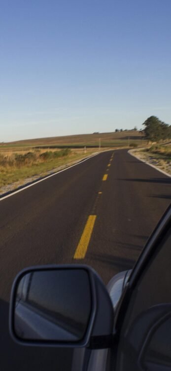 Carro dirige em estrada do Rio Grande do Sul